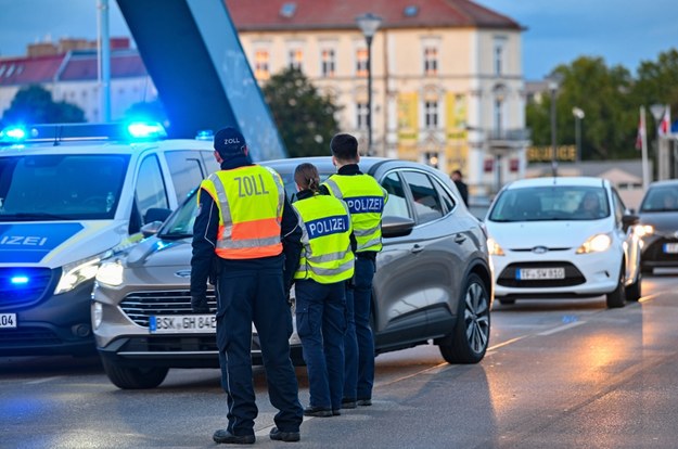 Niemcy przywracają kontrole na wszystkich granicach lądowych