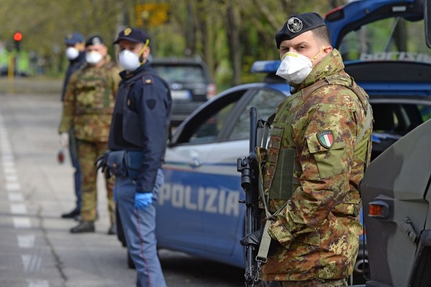 Kontrole policji i wojska w pobliżu Mediolanu /SERGIO PONTORIERI /PAP/EPA