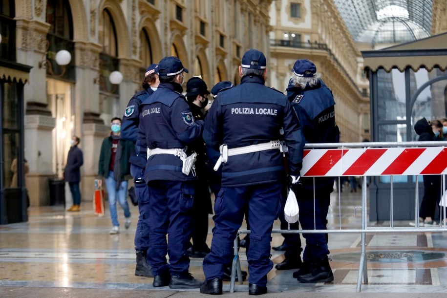 Kontrole policji w Galerii Wiktora Emanuela II /MOURAD BALTI TOUATI /PAP/EPA