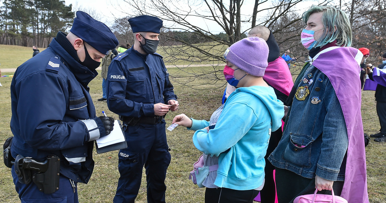 Kontrole policji w związku z nowymi obostrzeniami w Polsce /Agencja FORUM