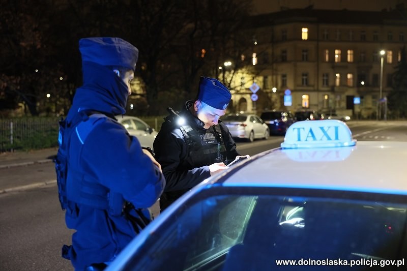 Kontrole przewozów "na aplikację" /KWP Wrocław /Policja