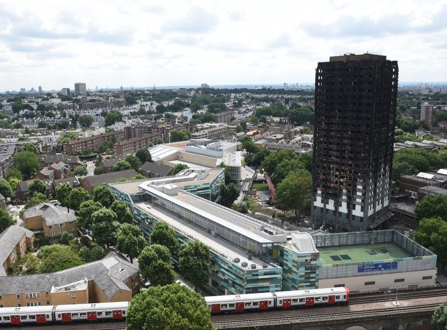 Kontrole wszczęto po pożarze wieżowca Grenfell Tower (na zdjęciu) /EPA/FACUNDO ARRIZABALAGA /PAP/EPA
