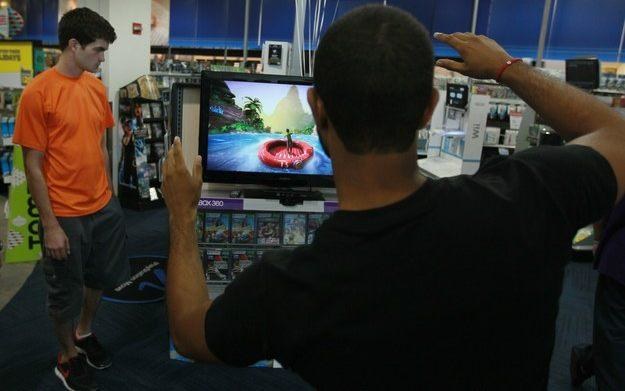 Kontroler Kinect to ostatnia deska ratunku dla konsoli Xbox 360 na japońskim rynku /AFP