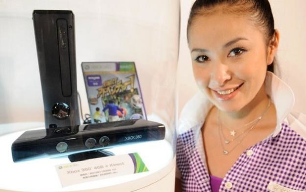 Kontroler Kinect zdynamizował w ostatnich miesiącach sprzedaż konsoli Xbox 360 /AFP