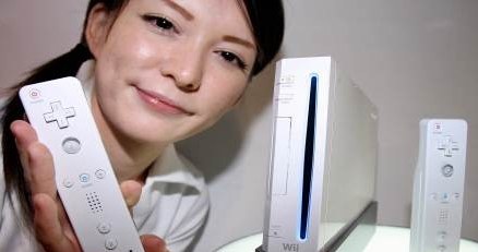 Kontroler Nintendo Wii - Wiimote - tu wyciągnięcie ręki do osób, które nie są graczami /AFP