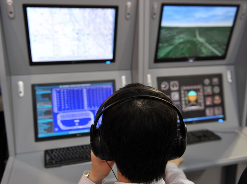 Kontroler ruchu lotniczego to niesamowicie odpowiedzialne zdjęcie /123RF/PICSEL