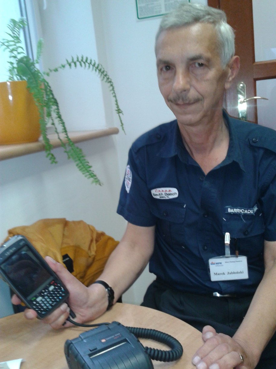 Kontroler z urządzeniem do drukowania e-mandatów /Barbara Zielińska - Mordarska /RMF FM