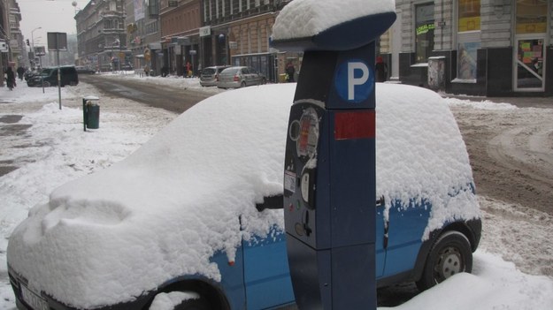 Kontrolerowi w strefie płatnego parkowania nie wolno odgarniać śniegu z auta /Michał Fit /RMF FM