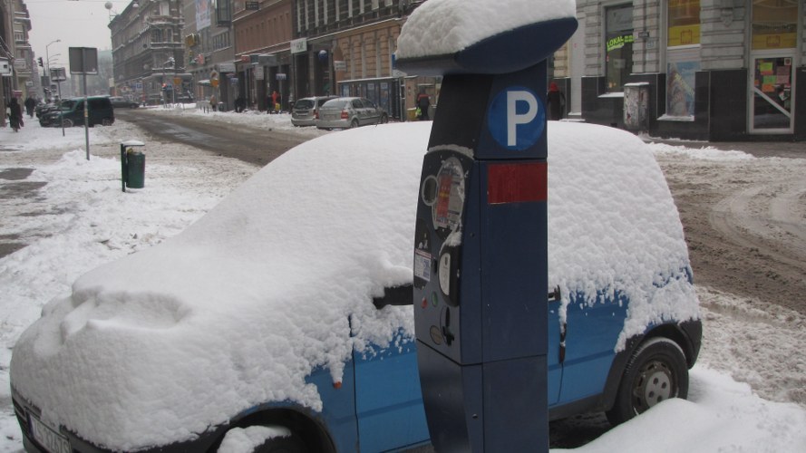 Kontrolerowi w strefie płatnego parkowania nie wolno odgarniać śniegu z auta /Michał Fit /RMF FM