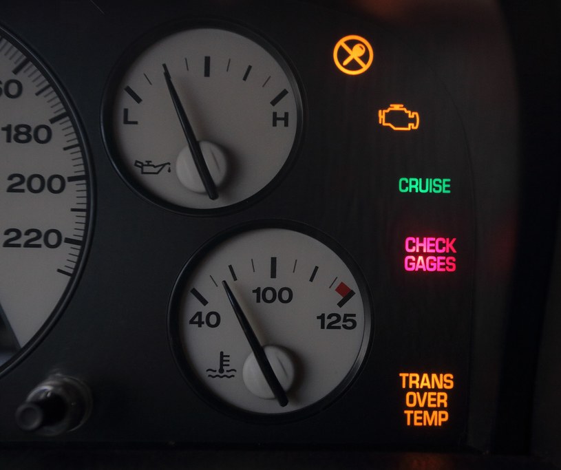 Kontrolka „CHECK GAGES” sygnalizuje awarię zestawu wskaźników. Niecodzienne. (kliknij, żeby powiększyć) /Motor