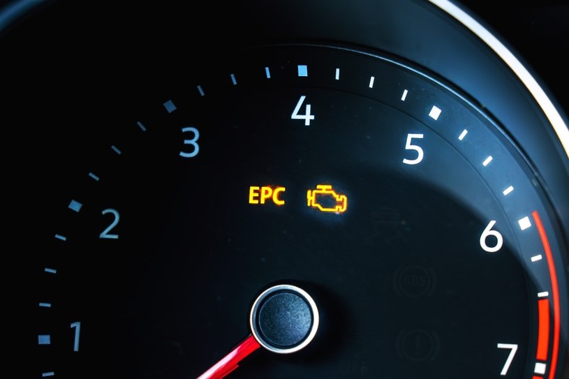 Kontrolka EPC może oznaczać zarówno drobną usterkę jak i poważną awarię /123RF/PICSEL