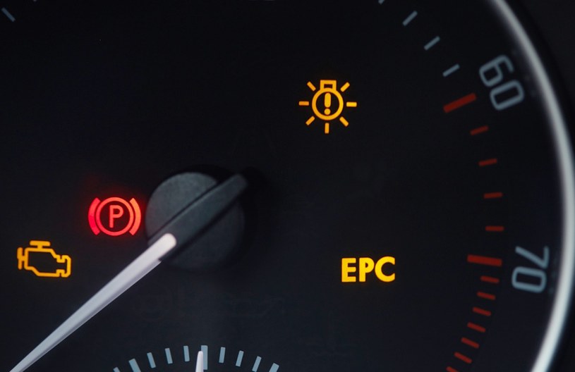 Kontrolka EPC powinna zapalić się po włączeniu stacyjki i zgasnąć po uruchomieniu silnika /123RF/PICSEL