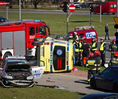 Kontrowersja. Karetka na czerwonym, zderzenie. Kto zawinił?