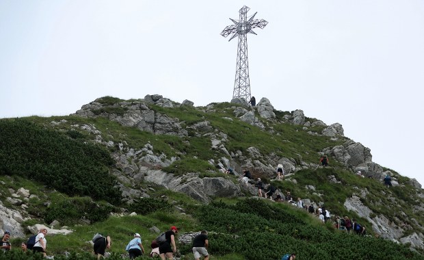Kontrowersje wokół Krzyża na Giewoncie. TPN utrzymuje stanowisko
