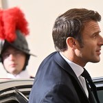 Kontrowersje wokół książki, którą Macron podarował papieżowi 