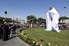Kontrowersje wokół pomnika Jana Pawła II w Rzymie 