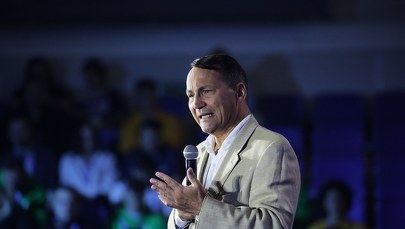 Kontrowersje wokół praktyk europosłów. Politico zwraca uwagę m.in. na Sikorskiego