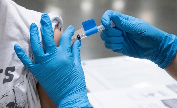 Kontrowersje wokół szczepień w Rzeszowie. "Szczepią każdego chętnego. Pfizerem"