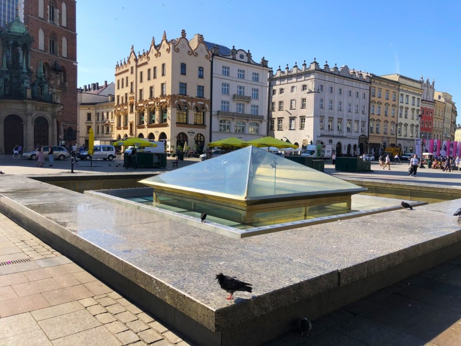 Kontrowersyjna fontanna na Rynku Głównym /krakow.pl /