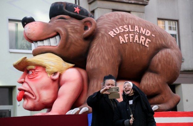 Kontrowersyjna instalacja przedstawiająca prezydenta USA Donalda Trumpa gwałconego z przez niedźwiedzia, symbolizującego Rosję /Friedemann Vogel /PAP/EPA