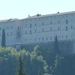 Kontrowersyjna tablica usunięta spod Monte Cassino