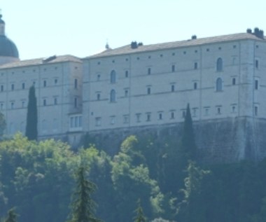 Kontrowersyjna tablica usunięta spod Monte Cassino