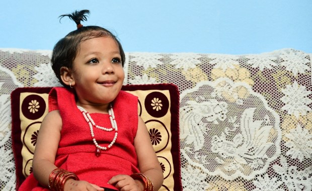 Kontrowersyjna tradycja: Dziewczynka-bogini nie dotknie ziemi. Do czasu