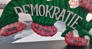 Kontrowersyjna wystawa: Kaczyński, Putin i Trump jako larwy pożerające demokrację