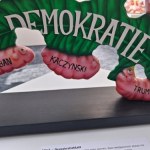 Kontrowersyjna wystawa w PE. Kaczyński, Putin i Trump jako larwy pożerające demokrację