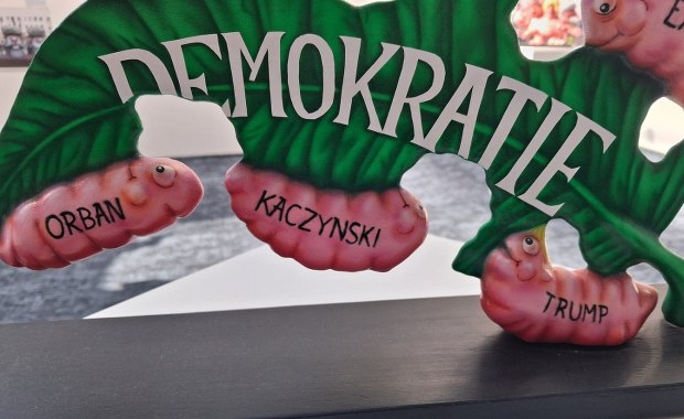 Kontrowersyjna wystawa w PE. Kaczyński, Putin i Trump jako larwy pożerające demokrację