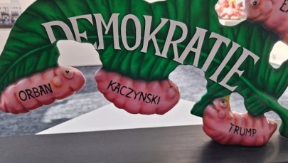 Kontrowersyjna wystawa w PE. Kaczyński, Putin i Trump jako larwy pożerające demokrację