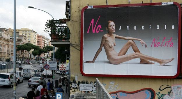 Kontrowersyjne billboardy z Isabelle Caro /AFP