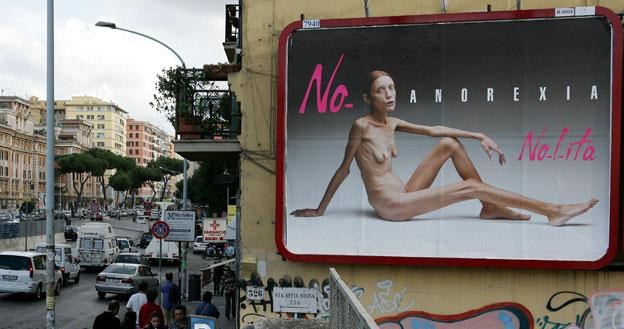 Kontrowersyjne billboardy z Isabelle Caro /AFP