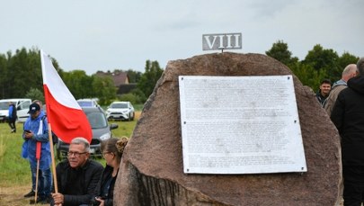 Kontrowersyjne tablice w Jedwabnem nadal stoją. Wiemy, dlaczego