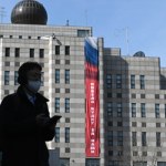 Pjongjang Kontrowersyjny baner pojawił się na ambasadzie Rosji. Prawo chroni przed jego usunięciem