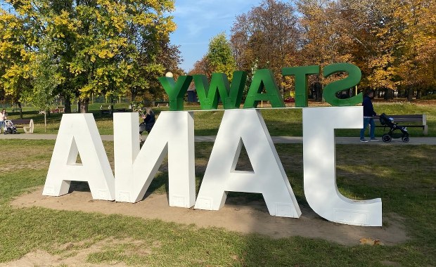 Kontrowersyjny napis stanął w łódzkim parku