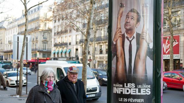 Kontrowersyjny plakat promujący film na jednej z ulic Paryża /AFP