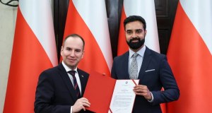 Kontrowersyjny youtuber nie opuści prezydenckiej rady