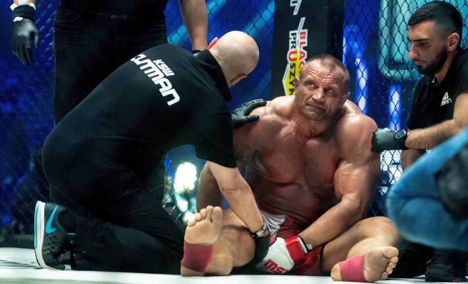 Kontuzjowany Mariusz Pudzianowski podczas pojedynku z Szymonem Kołeckim na gali KSW 47 na zdj. z 23.03.2019 r. /Grzegorz Michałowski /PAP