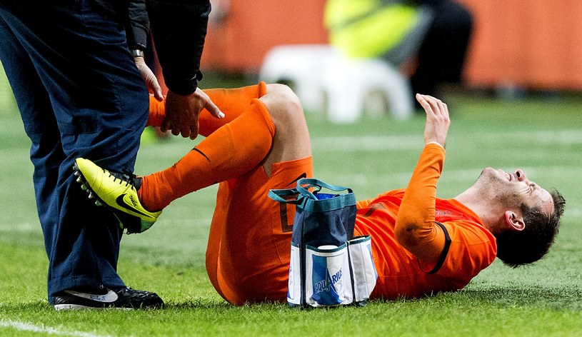 Kontuzjowany Rafael van der Vaart podczas meczu Holandii z Kolumbią /AFP