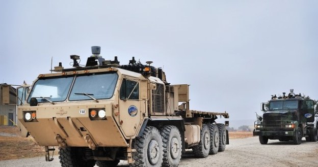 Konwój autonomicznych ciężarówek.  Fot. US Army /materiały prasowe