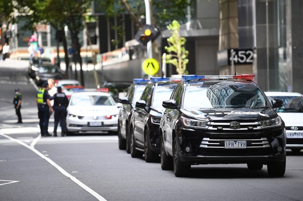Konwój policji w pobliżu biura prawników Novaka Djokovica w Melbourne /JAMES ROSS /PAP/EPA