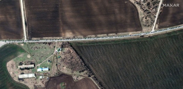 Konwój wojskowy koło ukraińskiej miejscowości Biłokurakyne /MAXAR TECHNOLOGIES HANDOUT /PAP/EPA
