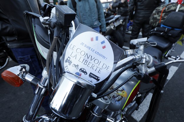 "Konwój wolności” francuskich przeciwników restrykcji sanitarnych składający się z kierowców ciężarówek, motocyklistów i prywatnych właścicieli samochodów chce zablokować Paryż /SEBASTIEN NOGIER  /PAP/EPA