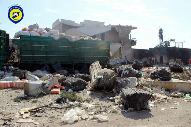 Konwój z pomocą humanitarną dla blisko 80 tysięcy ludzi został ostrzelany w poniedziałek wieczorem. Zniszczonych zostało 18 z 31 ciężarówek /SYRIA CIVIL DEFENSE/HANDOUT /PAP/EPA