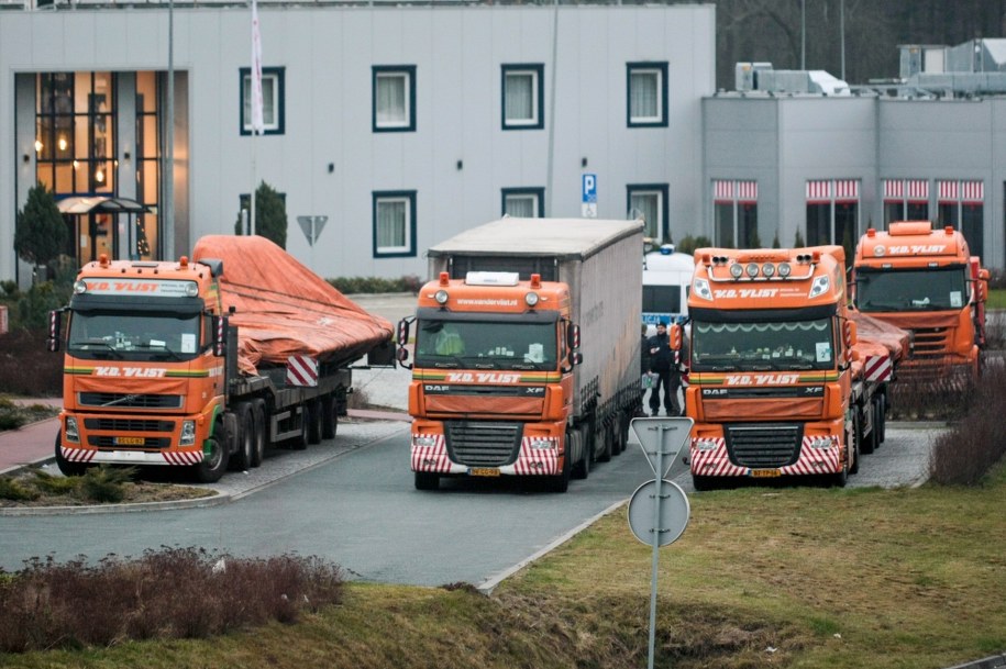 Konwój ze szczątkami samolotu podczas postoju na terminalu w okolicach Żarskiej Wsi /Lech Muszyński /PAP