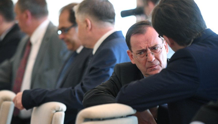 Koordynator służb specjalnych Mariusz Kamiński oraz minister sprawiedliwości Zbigniew Ziobro (tyłem) /Bartłomiej Zborowski /PAP