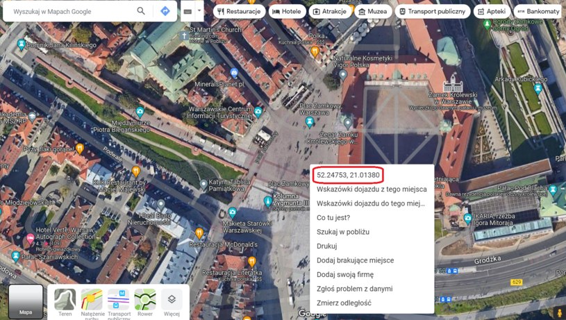 Koordynaty centrum Placu Zamkowego przed Zamkiem Królewskim w Warszawie. Współrzędne w zapisie dziesiętnym są zaznaczone czerwonym obramowaniem. /Google Maps /materiał zewnętrzny