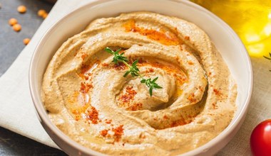 Kopalnia błonnika, białka i żelaza. Dlaczego warto jeść hummus i jak go zrobić?