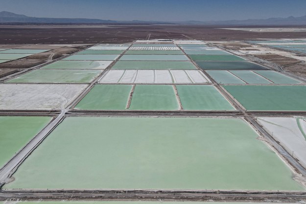 Kopalnia litu na terenie solniska Salar de Atacama w północnym Chile. /	AA/ABACA /PAP/EPA